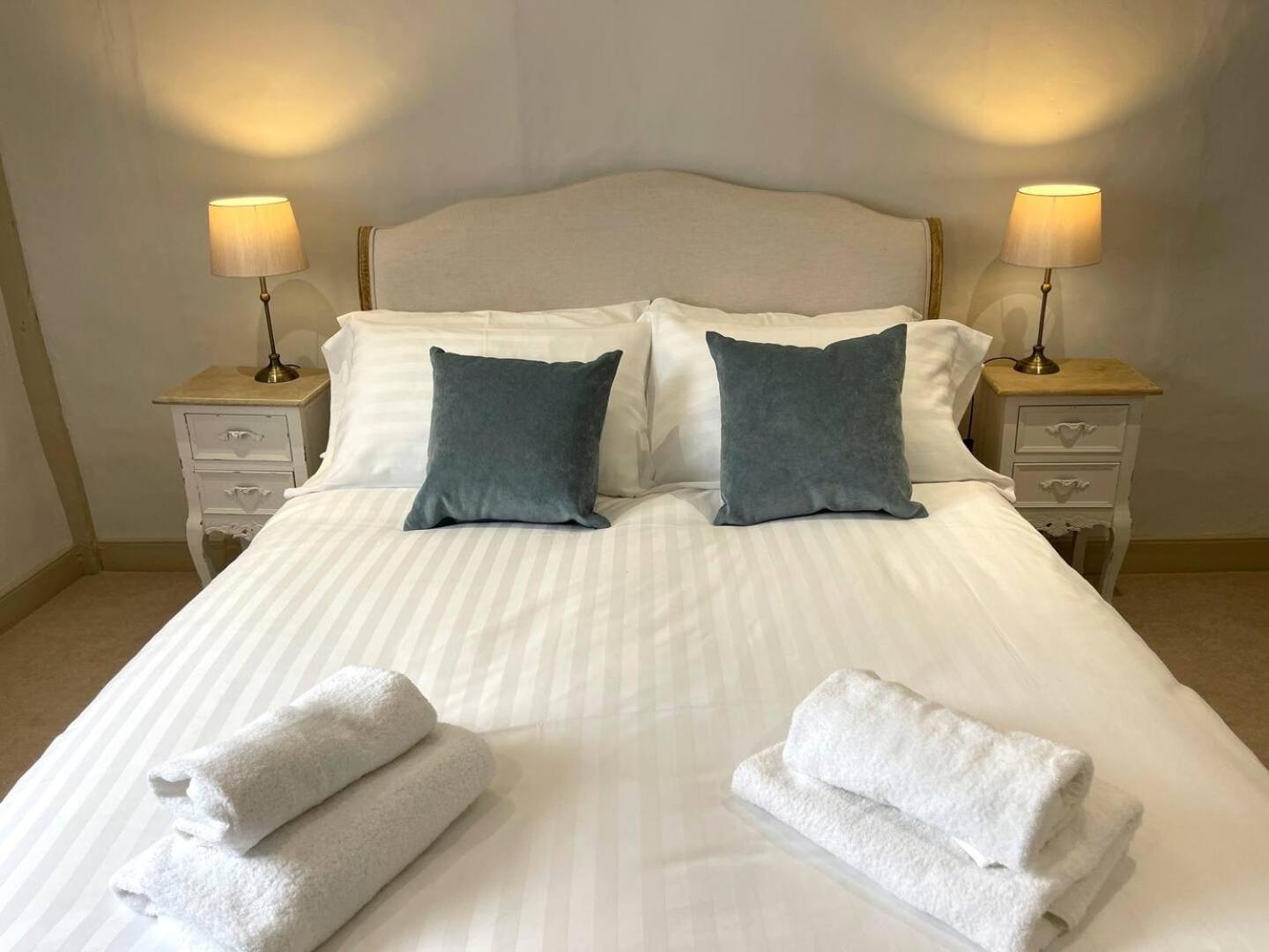 Buckden  Elegant Oak Beamed House In Pretty Village - Cambridge Homehost מראה חיצוני תמונה