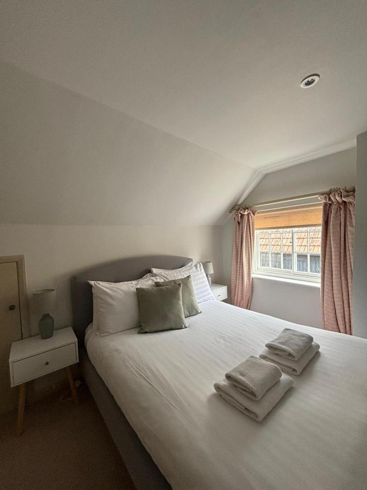 Buckden  Elegant Oak Beamed House In Pretty Village - Cambridge Homehost מראה חיצוני תמונה